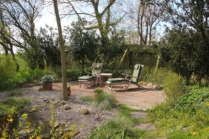 Blickgeschützte Terrasse mit Aussicht auf den Gartenteich