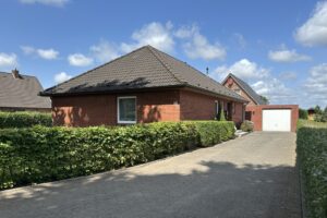 Auffahrt mit Garage
