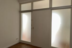 Raum 2 mit Waschbecken