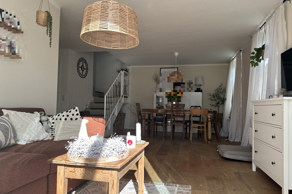 Wohn-Esszimmer mit Treppe