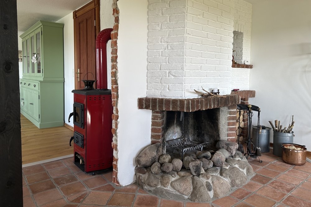 Kaminofen und offener Kamin