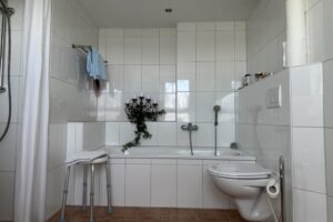 Bad mit Wanne und Dusche