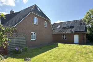 Ansicht von Norden mit Garage