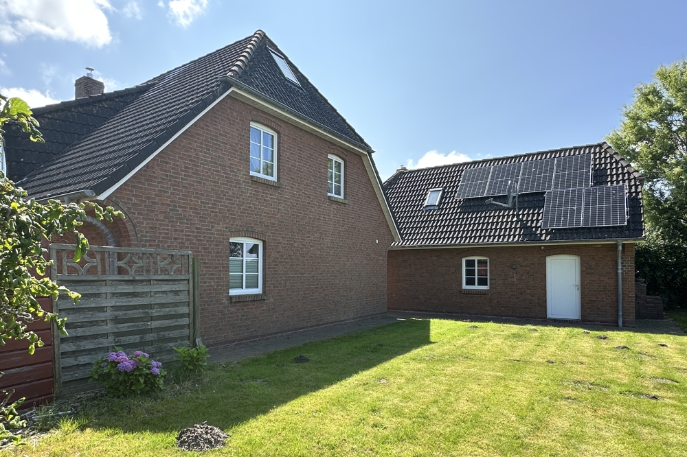 Ansicht von Norden mit Garage