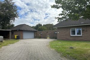 Ansicht von Süd-West Zufahrt zum Haus