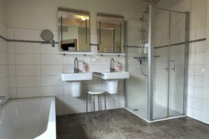 Bad mit Wanne, Dusche..